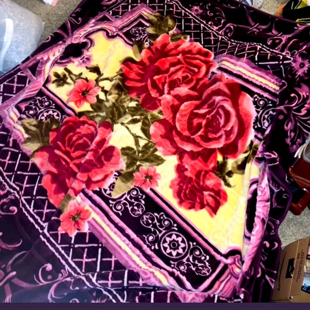 Beautiful rose comforter queen or bigger bed size